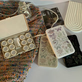 Estuche para lentes de contacto de colores con mariposas y texto simple creativo